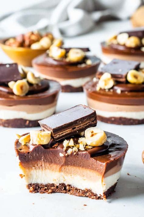 Vegan Hazelnut Cheesecake #vegan #hazelnut #cheesecake #paleo #refinedsugarfree #healthy #dessert #healthydessert #thanksviging #nobake #chocolate #paleodessert Hazelnut Cheesecake, Vegan Hazelnut, Vegan Chocolate Recipes, Savory Cakes, Cheesecake Vegan, Vegan Cheesecake Recipe, Healthy Cheesecake, Vegan Cheesecake, Vegan Dessert Recipes