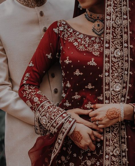 Barat Couple Poses, Barat Photoshoot Poses, Desi Wedding Photoshoot, Baraat Photography, Henna Crown, Crown Tattoos For Women, Elegant Henna, Muslim Wedding Photos, Crown Tattoos