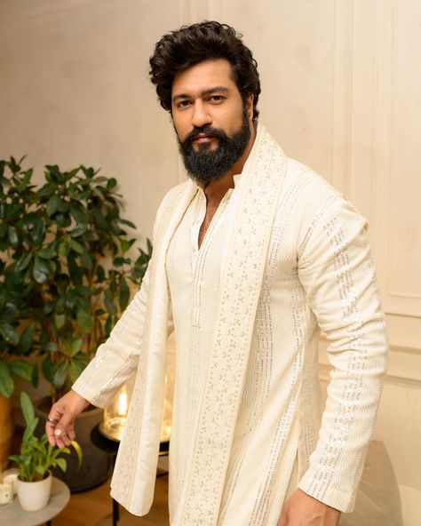 10 Best Celeb Men Festive Looks We Spotted At Ambani's Ganesh Chaturthi - ShaadiWish Traditional Indian Mens Clothing, Celeb Men, Indian Wedding Clothes For Men, Dapper Grooms, Wedding Kurta For Men, Groom Dress Men, Indian Groom Wear, Wedding Dresses Men Indian, Vicky Kaushal