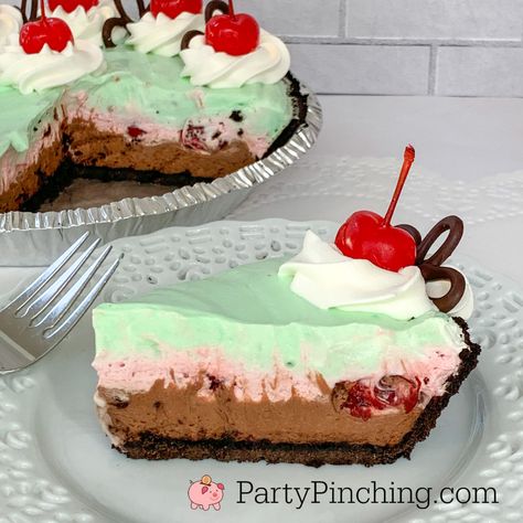 Spumoni Fluff Pie Spumoni Pie, Spumoni Recipe, Spumoni Dessert, Spumoni Cookies, Eclair Cakes, Spumoni Cake, Italian Pie, Oreo Cookie Pie, Spumoni Ice Cream