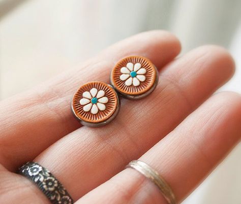 Stud Earrings Diy, Leather Stud Earrings, Roping Saddles, Leather Jewellery, Hand Painted Leather, Leather Art, Painting Leather, Leather Projects, Diy Schmuck