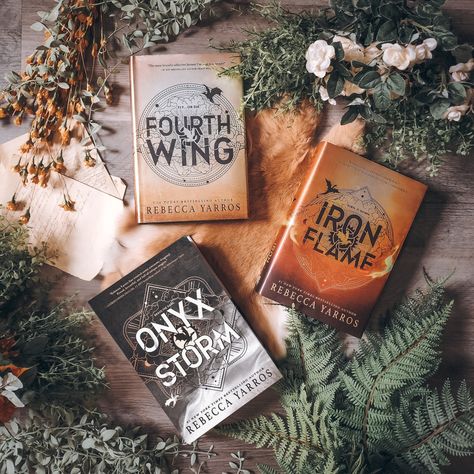 What do we think of the Onyx Storm cover? I really like it but it's not at all what I was expecting! I thought maybe the books would be in a gradient from gold to black, so I thought this book would be a dark copper color! But I guess with a title like Onyx Storm it makes sense being black. #bookstagram #readersofig #fourthwing #onyxstorm #ironflame Rainbow Bookshelf, Empyrean Series, Iron Flame, Rebecca Yarros, Book Cart, Book Instagram, Fourth Wing, Dragon Illustration, Dark Copper