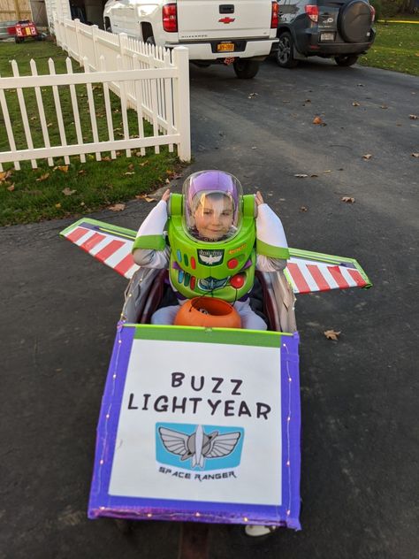 Homemade buzz light year wagon made out of a cardboard, paint, and duct tape. Toy Story Wagon Halloween, Wagon Floats, Matching Halloween Costumes, Box Crafts, Cardboard Box Crafts, Disney Halloween Costumes, Matching Halloween, Halloween 2022, Toy Story Party