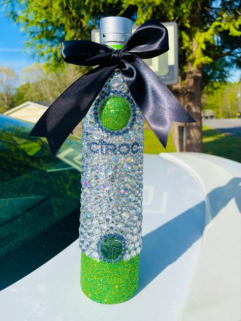 IG: @justforfuntreats A custom Ciroc bottle for a 21st birthday. Makes a wonderful gift! #custom #ciroc #21stbirthday #bottle #alcohol #giftideas #giftguide #creative #fun #cute Ciroc Bottle Decorated, Ciroc Bottle, Alcohol Bottle Decorations, Hennessy Bottle, Alcohol Bottle Crafts, Decorated Liquor Bottles, Bottle Alcohol, Bottle Decor, Drinks Alcohol