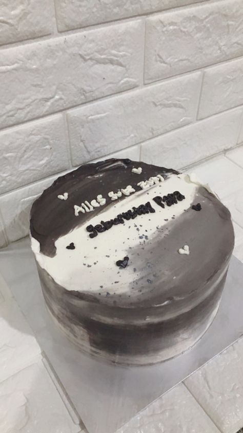 Cake Birthday Korea Simple Black, Model Kue Ultah Aesthetic, Cake Birthday Aesthetic Black, Cake Birthday Aesthetic Boy, Cake Untuk Cowok, Kue Ulta, Simple Anniversary Cakes, Tart Mini, Tema Dark