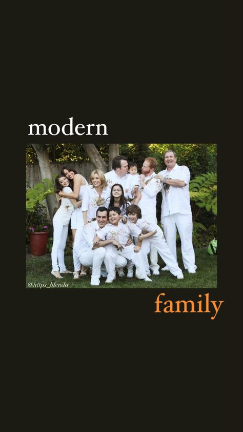 Modern Family Lockscreen, Modern Family Wallpaper Iphone, Modern Family Wallpaper Aesthetic, Wallpaper Modern Family, Modern Family Wallpaper, Modern Family Aesthetic, Modern Family Poster, Cast Modern Family, Family Wallpaper