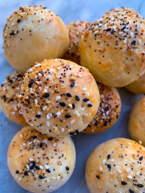 Diy Bagel Bites, High Protein Bagel Bites, Home Made Bagel Bites, Everything Bagel Bits 12 Tomatoes, Bagel Bombshell, Everything Bagel Bites, Bantam Bagels, Bantam Bagels Recipe, Bagel Bites Recipe