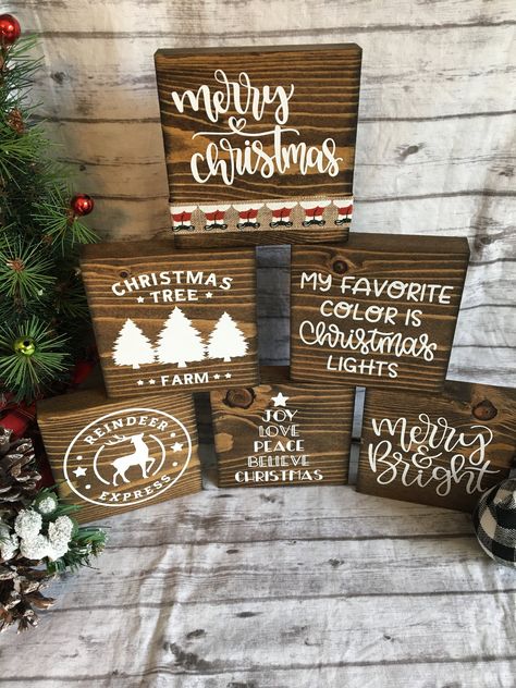 Christmas Chalkboard Art, Tiered Tray Decor Christmas, Holiday Wood Sign, Christmas Signs Diy, Christmas Diy Wood, Tray Decor Christmas, Christmas Wooden Signs, Christmas Blocks, Mini Signs