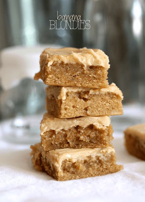 Best Blondies Recipe, Blondies Cookies, Banana Blondies, Peanut Butter Sheet Cake, Brown Sugar Frosting, Cookies And Cups, Coconut Dessert, Banana Dessert Recipes, Sugar Frosting