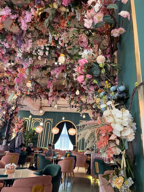 Floral Coffee Shop Aesthetic, Florist Interior Design, Flower Cafe Shop, Girly Restaurant, Pink Cafe Interior, Tea Room Aesthetic, Cafe Aesthetic Interior Design, Parisian Cafe Interior, Trending Home Design