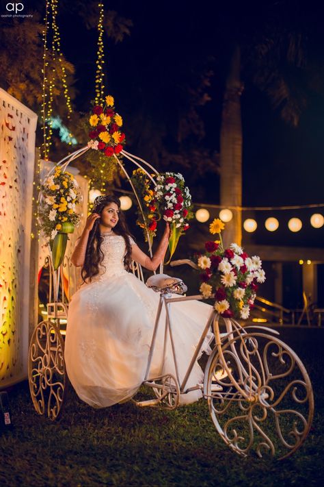 Wedding Photography Poses Bridal Party, Selfie Point, Indian Wedding Pictures, Indian Wedding Decorations Receptions, Themed Wedding Decorations, Bride Entry, Bridesmaid Photoshoot, Wedding Stage Backdrop, Wedding Stage Design