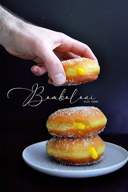 BOMBOLONI ALLA CREMA SOFFICI (senza burro, facilissimi da fare). | Io e Brigante: pasticceria virtuale. Doughnut Recipe, Donut Glaze, Mini Desserts, Gummy Candy, Bread Baking, Hamburger Bun, Sweet Recipes, Donuts, Food Photography