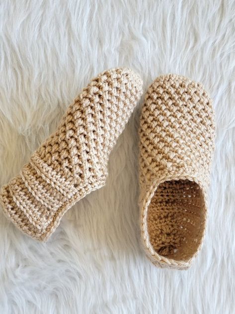 Quick Simple Crochet Projects, Crochet Granny Square Slippers Free Pattern, Knitting And Crocheting Free Patterns, Crochet Quick Gifts, Crochet Slippers Free Pattern Easy, Easy Crochet Slippers Free Pattern, Crochet Fast Projects, Crochet Fashion Patterns Free, Cowl Crochet Pattern Free