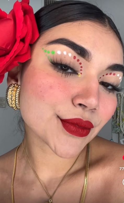 17 Stunning Cinco De Mayo Makeup Ideas for Fiesta Look Mexican Flag Eyeshadow Looks, Mexico Inspired Makeup, Mexico Makeup Eye, Mexican Make Up Looks, Mexican Inspired Makeup, Mexican Eyeliner, Mexican Eye Makeup, Hispanic Heritage Month Makeup, Mexico Independence Day Makeup