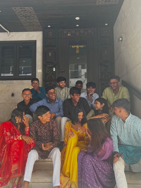 Cousin Group Photo Ideas, Indian School Farewell Aesthetic, Desi Cousin Aesthetic, Desi Events With Friends, Indian Cousins Aesthetic, Desi College Aesthetic, Cousins Aesthetic Desi, Indian College Aesthetic, Indian Friends Group