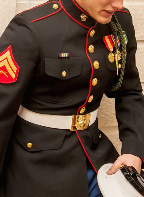 1432656470_marine-wedding-zoom Us Marines Uniform, Marine Corps Uniforms, Usmc Tattoo, Usmc Uniforms, Marines Uniform, Famous Marines, Marine Officer, Marines Girlfriend, Navy Girlfriend