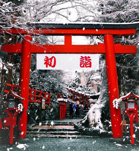 "初 詣" is Hatsumode. This is one of the most beautiful celebrations of the whole year since it is about receiving the new year in a spiritual place and connecting with the divinity. Double Tap if you love this! ======================== FOLLOW@japanwithlove_official FOLLOW@japanwithlove_official FOLLOW@japanwithlove_official for more ======================== SHARE this in your stories to be featured! Credit: @junjun.0118 Stay safe tag your friends and enjoy the content! =============== Japanese New Year Festival, Japan New Year, Japanese Christmas, Japanese Holidays, Japan Temple, Japanese New Year, Japan Landscape, Japanese Temple, Love Store