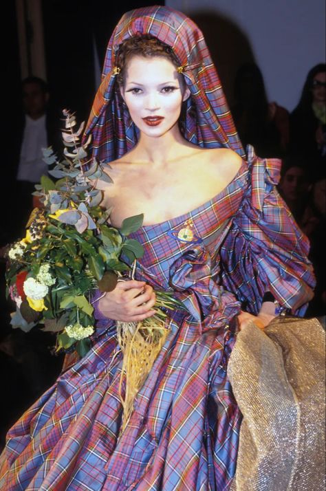 kate moss vivienne westwood Tartan Wedding Dress, Vivienne Westwood Wedding, Vivienne Westwood Fashion, Tartan Wedding, Dior Gown, Tartan Fashion, Couture Mode, Tartan Dress, Dolce E Gabbana