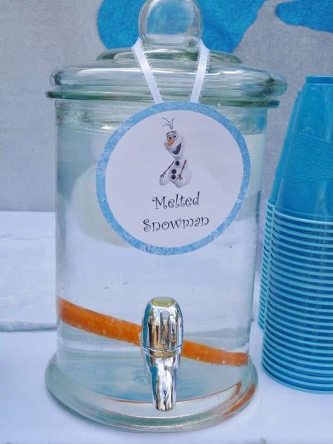 Cheap Frozen Birthday Party Ideas, Frozen Pool Party Ideas Birthday, Elsa Food Ideas, Frozen Birthday Party One Year Old, 5th Frozen Birthday Party, Frozen Food Party Ideas, Fancy Frozen Birthday Party, Frozen Birthday Theme Ideas, Frozen Birthday Crafts