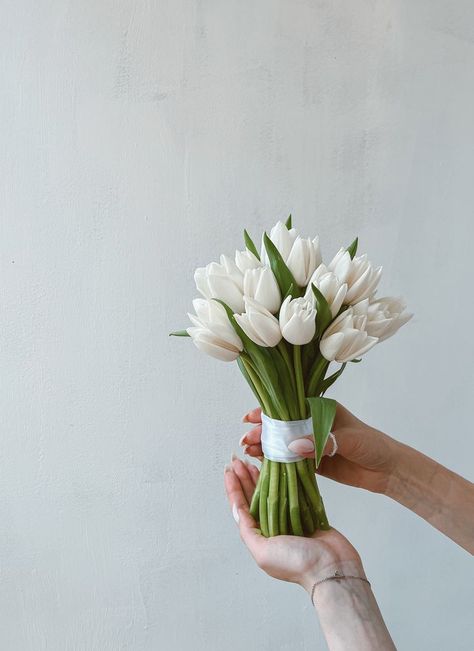 Bride Bouquets White Tulips, Minimalist White Bridesmaid Bouquet, White Tulips Bridesmaid Bouquet, Bride Bouquets Minimalist, Wedding Bouquets Long Stem, White Tulips Bridal Bouquet, One Stem Bouquet, Petite White Bouquet, Minimal White Bouquet