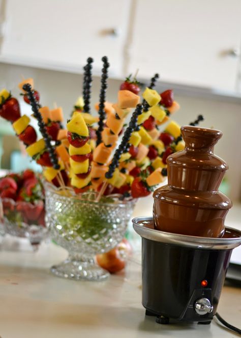 Chocolate fountain, fruit skewers Bday Drinks, Peanut Butter Bars Healthy, Chocolate Fountain Bar, Chocolate Cupcakes Decoration, Princess Penelope, Chocolate Fountain Recipes, Strawberry Wedding Cakes, Chocolate Pie Filling, Chocolate Pudding Cookies