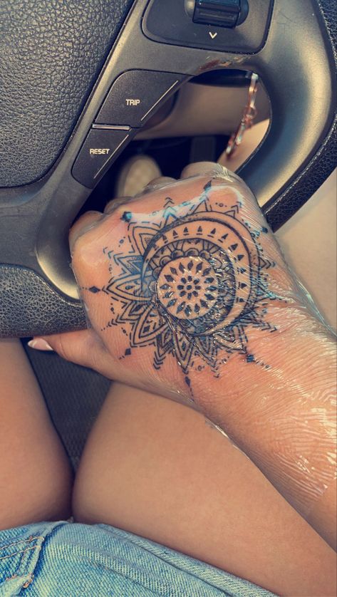 Sun & moon / mandala tattoo Moon Mandala Tattoo, Mandala Sun Tattoo, Sun Moon Mandala, Tattoo Sonne, Sun And Moon Mandala, Sun Mandala, Moon Mandala, Hand Tattoos For Girls, Sun Tattoo