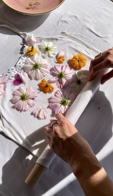 Free E-book | Bundle Dyeing and Eco Printing — Romi & me Dye With Flowers, Eco Printing Textiles, Eco Dyeing Fabric, Dyeing Tutorials, Dye Flowers, Natural Dye Fabric, Garden Workshops, Eco Dyeing, Eco Print