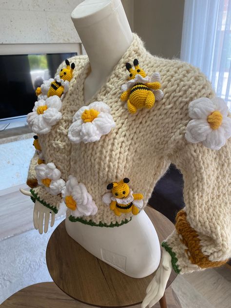 Knitwomanly Cardigan Women Cute Knitted 3D Bee Velvet Daisy - Etsy Daisy Sweater, Big Daisy, Sweater Chunky, Stitching Techniques, Long Sleeve Knitted Cardigan, Cardigan Crop, Floral Cardigan, Cardigan Women, Knitting Women Sweater