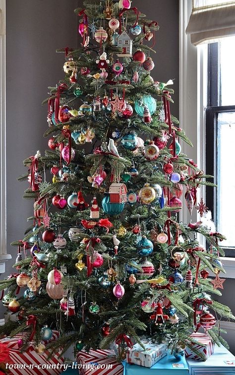 The Most Favorite and Popular Things from Christmas Past German Christmas Decor, Creative Christmas Tree Ideas, Unique Christmas Tree Ideas, German Christmas Tree, Christmas Popcorn, Favorite Christmas Recipes, Popular Things, Lights For Christmas, Nostalgic Christmas