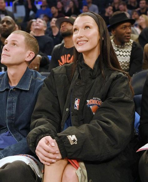 Knicks Game, Basketball Game Outfit, Isabella Hadid, Nba Game, Ny Knicks, Nba Outfit, Game Outfit, Bella Hadid Outfits, Bella Hadid Style