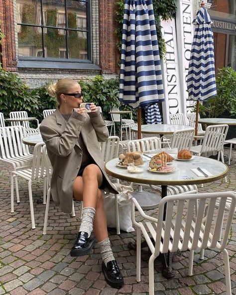 Berlin Spring Outfit, Bombshell Photoshoot, Cafe Photoshoot Ideas, Cafe Pic, Cafe Photoshoot, Face Massage Video, Europe Fits, Minimalism Clothes, Istanbul Fashion