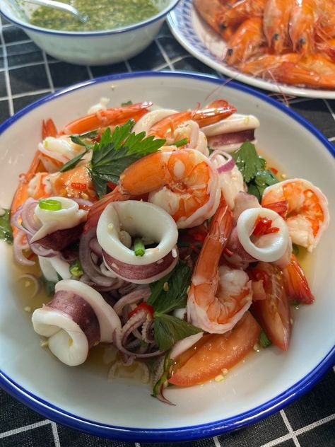 Thai Squid Salad, Thai Seafood Salad, Thai Seafood, Traditional Thai Food, Spicy Seafood, Lime Leaves, Healthy Food Menu, Kaffir Lime Leaves, Thailand Food