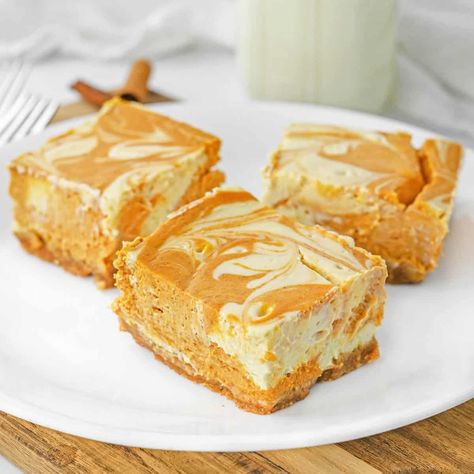 Pumpkin Swirl Cheesecake Bars - To Simply Inspire Pumpkin Cheesecake Bar, Halloween Cookie Bars, Table Treats, Pumpkin Swirl Cheesecake, Cheesecake Bar, Cheese Bars, Swirl Cheesecake, Pumpkin Cheesecake Bars, No Bake Pumpkin Cheesecake