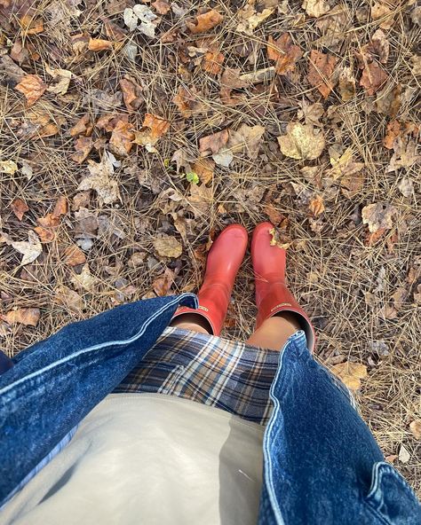 last fall makes me excited for this one ♥️ • • Fall fashion | preppy style | classic style | fall outfit inspo | classic American style | coastal granddaughter | grandmillenial style | fall outfit inspo | pinterest aesthetic | fall style inspiration | hunter boots #coastalcarly #preppystyle #preppyfashion #grandmillennialstyle #styleinspo #styleinspiration #hunterboots #classicstyle #classicamericanstyle #fall #fallfashion #falloutfits #falloutfitinspo #outfitinspiration #coastalgranddaughter... Classic American Aesthetic, Fall Lake Outfit, Coastal Granddaughter Outfits Winter, Coastal Granddaughter Outfits, Fall Style Inspiration, Preppy Fall Fashion, Lake Outfit, Grandmillenial Style, Grand Millennial Style