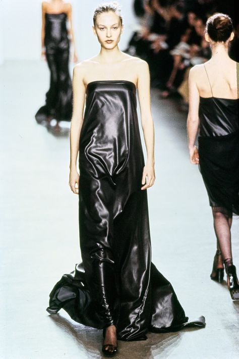 Calvin Klein Collection Fall 1999 Ready-to-Wear Fashion Show - Liisa Winkler Leather Couture, Fashion 1990s, 90s Calvin Klein, Calvin Klein Shirt, Calvin Klien, Dress History, Calvin Klein Collection, New Years Dress, Vintage Couture