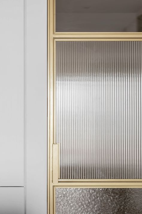 Residence LC | Leibal Textured Glass Door, Reeded Glass, Verre Design, Fluted Glass, Glass Partition, Pivot Doors, غرفة ملابس, Flute Glass, Furniture Details