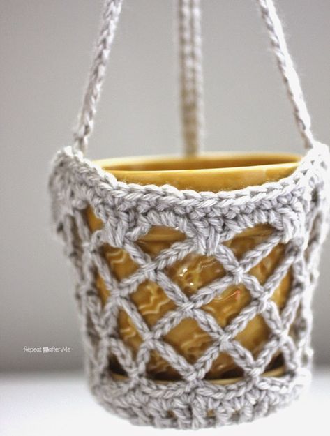 Crochet Flower Pot Hanging Basket - Repeat Crafter Me Crochet Flower Pot, Crocheted Basket, Crochet Plant Hanger, Crochet Puff Flower, Repeat Crafter Me, Crochet Flowers Easy, Confection Au Crochet, Hanging Flower Pots, Pot Hanger