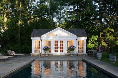 Traditional pool house in white with gray shingled roof [Design: Northworks… Pool House Design, Pool Guest House, Pool House Designs, Pool House Plans, Pool Cabana, Design Blogs, Modern Pools, Backyard Retreat, Small Pool