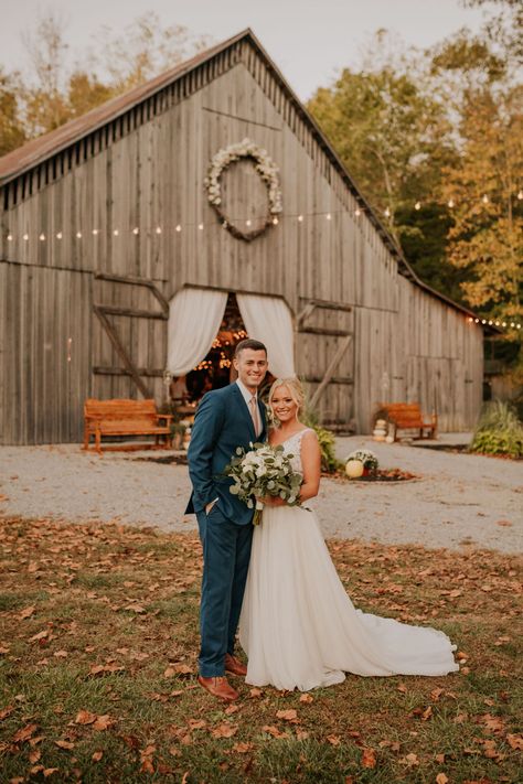 Rustic Wedding Pictures, Fall Wedding Colors September, Southern Fall Wedding, Wedding Venues Fall, Wedding Venues Barn, Farm Reception, Fall Outdoor Wedding, Barn Wedding Ideas, Reception Pictures