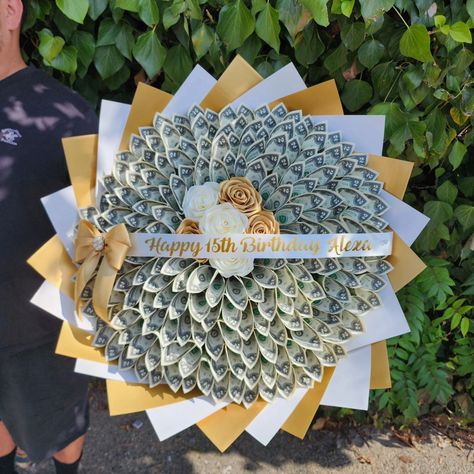 100 $2's 💸💰💐 Money Bouquet 💐 #MoneyBouquet #eternalroses #rosaseternas #ramodebilletes #ramobuchondedinero #moneybouquet #ramobuchon #moneygift #whiteandgoldroses #quinceañeras #quinceaneraramo #15aneraramo Flower With Money Bouquet, Happy 15th Birthday, Pink Flower Bouquet, Money Bouquet, 15th Birthday, Money Gift, Pink Flower, Quinceanera, Flowers Bouquet