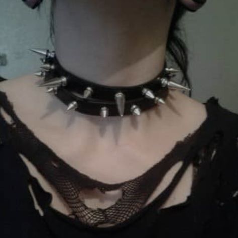 Choker Aesthetic, Alt Fits, Zayn Malik Video, Goth Kids, Neon Aesthetic, Beautiful Dark Art, Black Choker, Funky Jewelry, Mall Goth