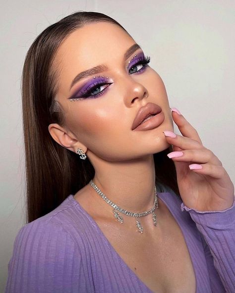 Beauty Leaders on Instagram: “@beautyleaders loves @tatyana_ivakina_makeup #beautyleaders #tatyana_ivakina_makeup #makeupartist #love #artist” Trucco Glam, Purple Eyeshadow Looks, Drag Make-up, Carnival Makeup, Prom Makeup Looks, Rave Makeup, Purple Lipstick, Purple Makeup, Beauty Make-up