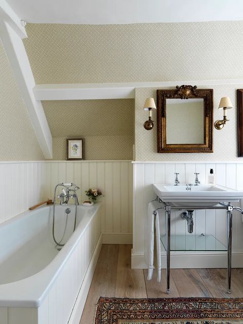 Country Bathroom Design Ideas, Country Bathroom Ideas, Cottage Bathroom Decor, Loft Flat, Country Bathroom Designs, Tongue And Groove Panelling, Interior Design Pictures, Traditional Cottage, Roll Top Bath