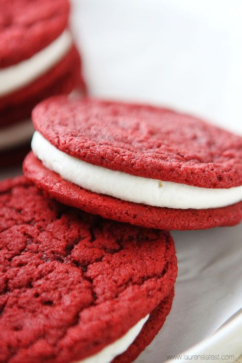 Red Velvet Oreos Crushed Oreo Red Velvet Cookies, Red Velvet Fried Oreos, Red Velvet Gourmet Cookies, Large Red Velvet Cookies, Red Velvet Oreo Cookies, Red Velvet Oreo, Red Velvet Cookies, Oreo Recipes, Oreo Cookies