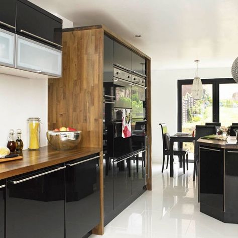 Gloss black and walnut kitchen. Love with gloss floors. Black Gloss Kitchen, Walnut Worktop, Walnut Kitchen Cabinets, Gloss Kitchen Cabinets, Modern Black Kitchen, Gloss Kitchen, Walnut Kitchen, Kitchen Addition, Zone 10