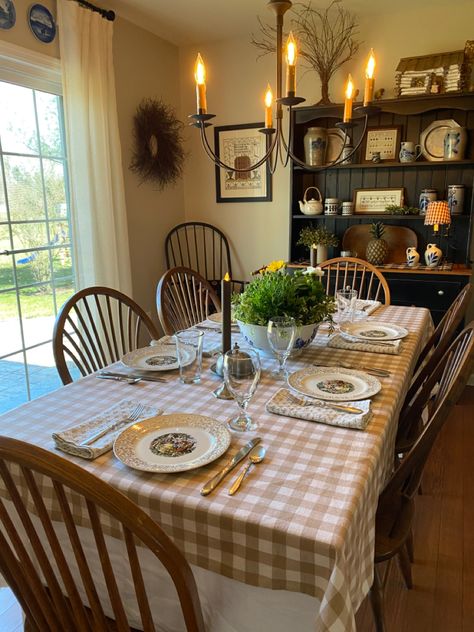 Rustic Cottage Dining Room, Grandma Dining Room, Small Cottage Dining Room, Grandma Core Kitchen, Cottage Core Dining Room Table, Cottage Core Kitchen Table, Grandma Core Living Room, Kitchen Table Cottagecore, Farm Aesthetic Country Living Vintage