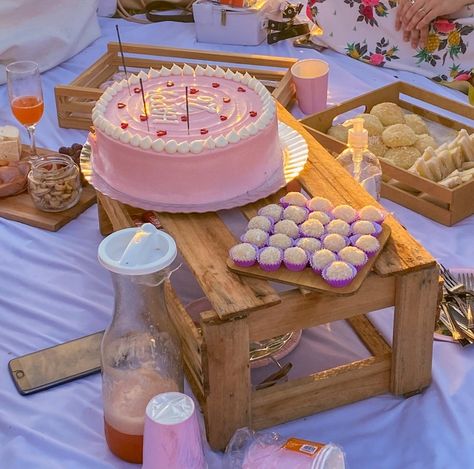 Bday Picnic, 28th Birthday Ideas, Beach Picnic Party, Birthday Sleepover Ideas, Birthday Picnic, Picnic Decorations, Picnic Birthday, 28th Birthday, 26th Birthday