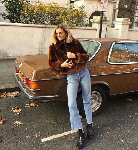 High Waisted Jeans Outfit, Prada Loafers, Oxford Shoes Outfit, Emma Chamberlain, Velvet Bodysuit, Brown Outfit, Cute Winter Outfits, Vintage Fur, Mode Vintage