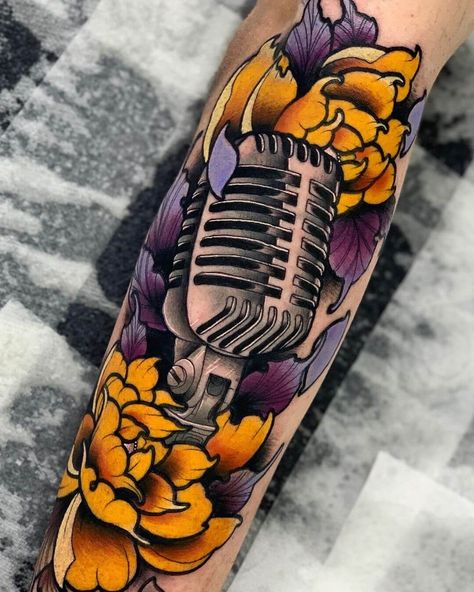 Mic Tattoo, Microphone Tattoo, Men Flower Tattoo, Neo Trad Tattoo, Tattoo Uk, Girl Back Tattoos, Music Tattoo Designs, Theme Tattoo, Music Tattoo