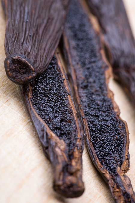 Black Vanilla Seed Pods with Seeds | Foodal.com Grow Vanilla Beans, Como Plantar Pitaya, Vanilla Plant, Vanilla Beans, Gourmet Chef, Spices And Herbs, Korn, Vanilla Bean, Food Photo